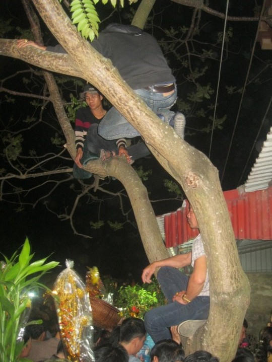 Chen lấn đến ngất xỉu ở chợ Viềng (Nam Định)