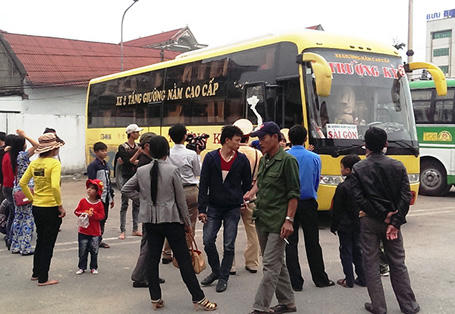 Xe giường nằm “nhồi” khách, 2 lần đâm thẳng vào CSGT