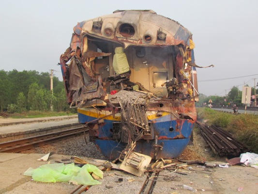 Thông tuyến đường sắt Bắc - Nam sau tai nạn tàu SE5