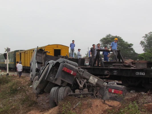 Thông tuyến đường sắt Bắc - Nam sau tai nạn tàu SE5