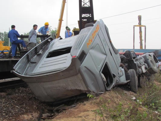 Thông tuyến đường sắt Bắc - Nam sau tai nạn tàu SE5