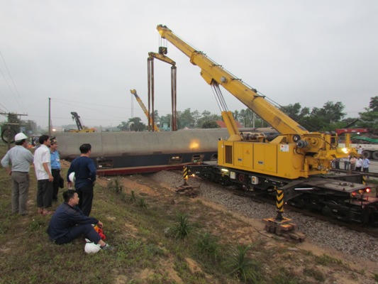 Thông tuyến đường sắt Bắc - Nam sau tai nạn tàu SE5