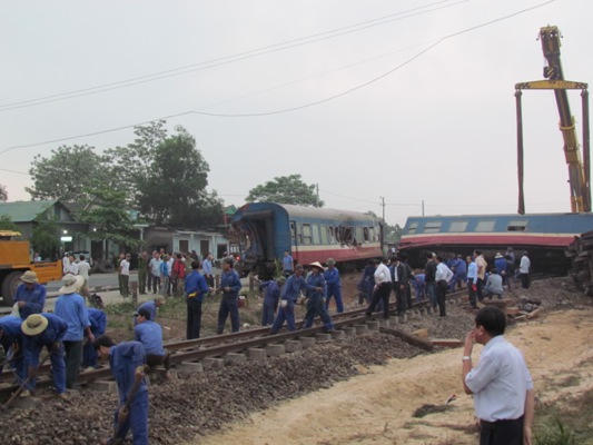 Thông tuyến đường sắt Bắc - Nam sau tai nạn tàu SE5