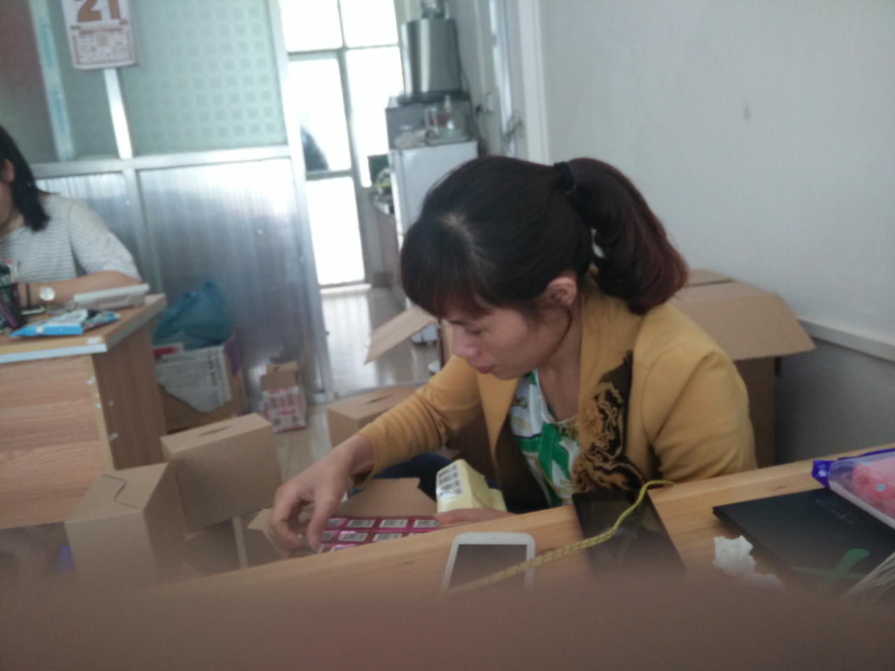 Bài 3: Theo chân “mỹ phẩm dởm” về nước