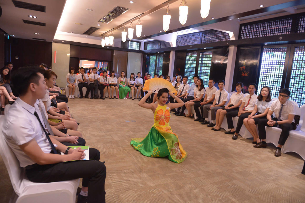 Trai đẹp, gái xinh "chen chân" thi tuyển tiếp viên Vietjet