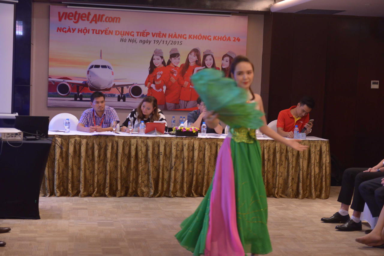 Trai đẹp, gái xinh "chen chân" thi tuyển tiếp viên Vietjet