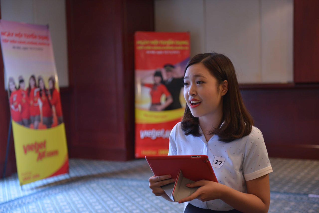 Trai đẹp, gái xinh "chen chân" thi tuyển tiếp viên Vietjet