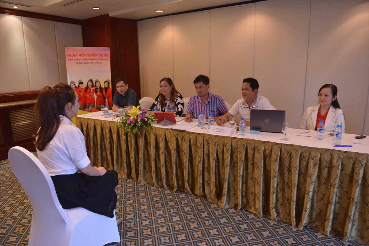 Trai đẹp, gái xinh "chen chân" thi tuyển tiếp viên Vietjet