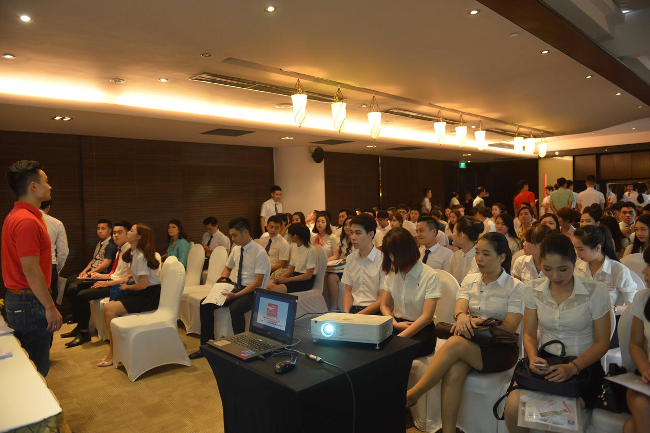 Trai đẹp, gái xinh "chen chân" thi tuyển tiếp viên Vietjet