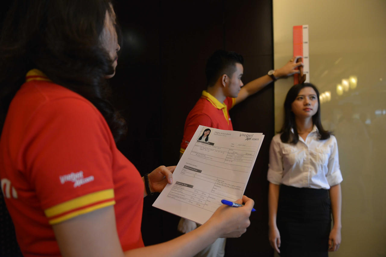 Trai đẹp, gái xinh "chen chân" thi tuyển tiếp viên Vietjet