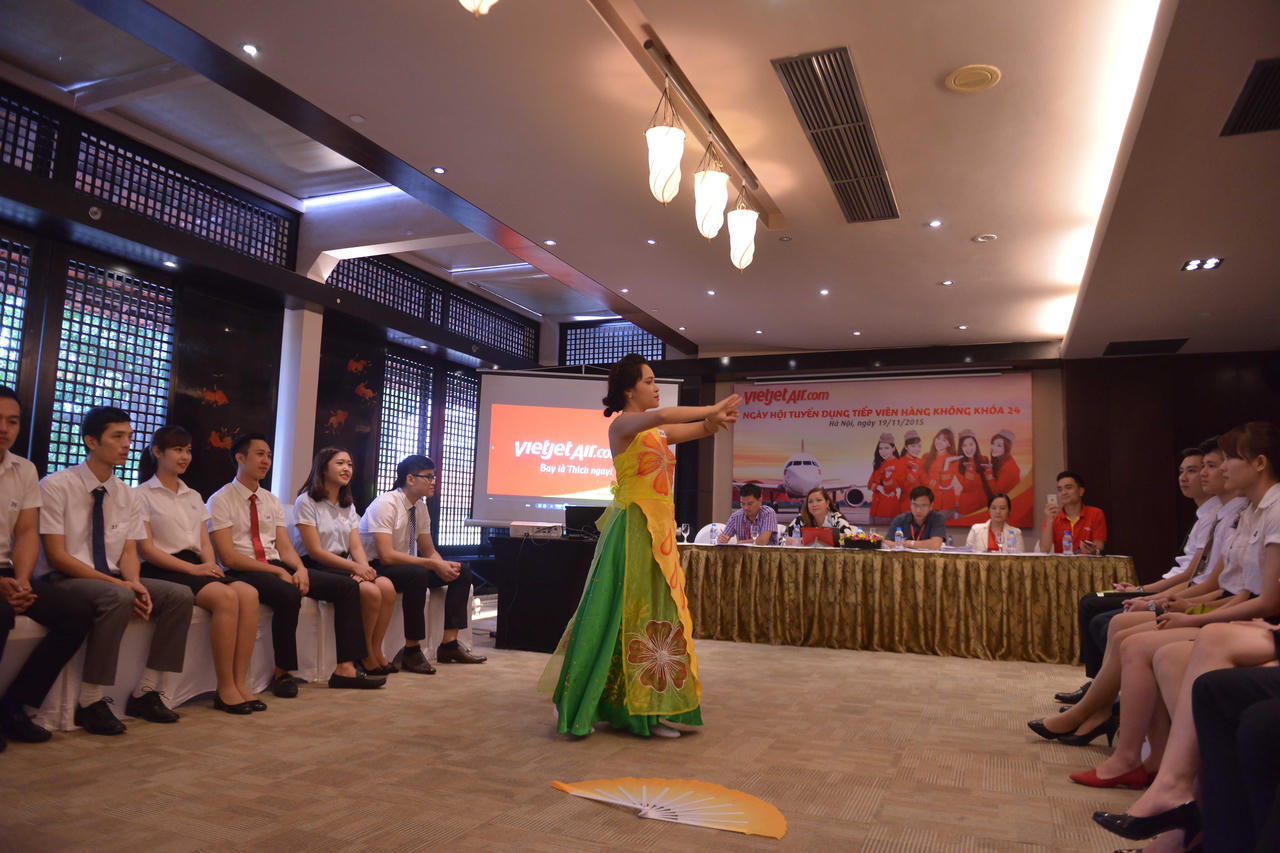 Trai đẹp, gái xinh "chen chân" thi tuyển tiếp viên Vietjet