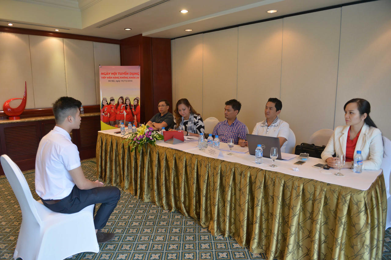 Trai đẹp, gái xinh "chen chân" thi tuyển tiếp viên Vietjet