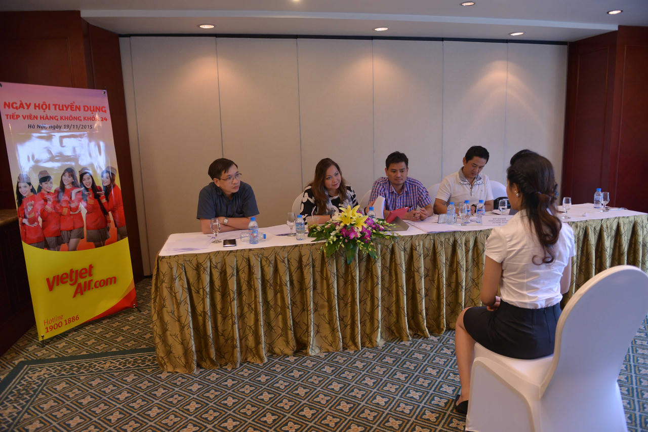 Trai đẹp, gái xinh "chen chân" thi tuyển tiếp viên Vietjet