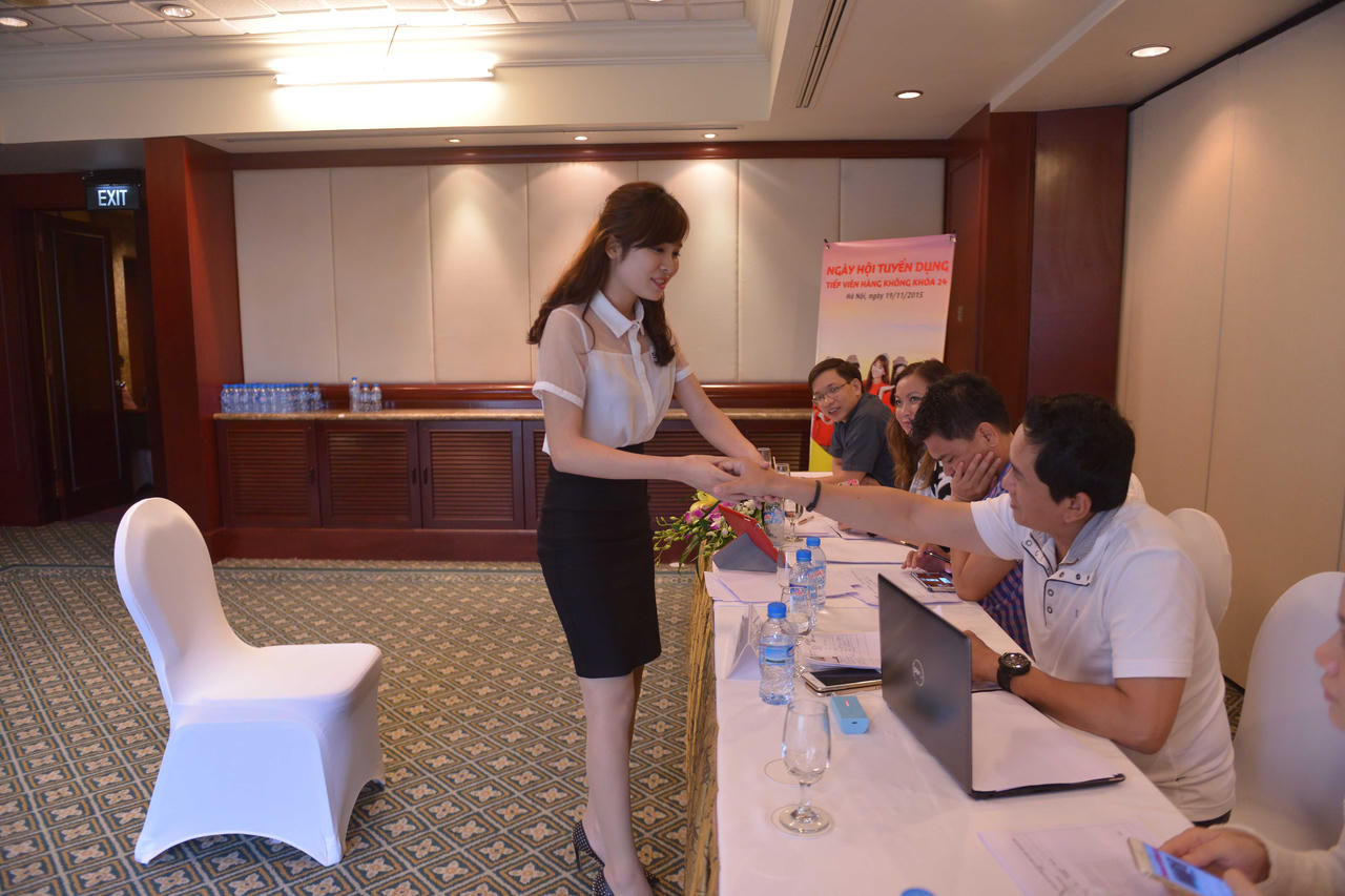 Trai đẹp, gái xinh "chen chân" thi tuyển tiếp viên Vietjet