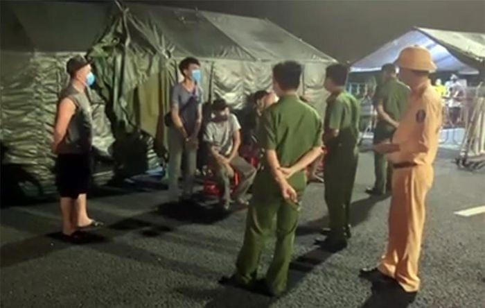 Giả bệnh nhân thuê xe cứu thương vượt chốt kiểm dịch về Quảng Ninh