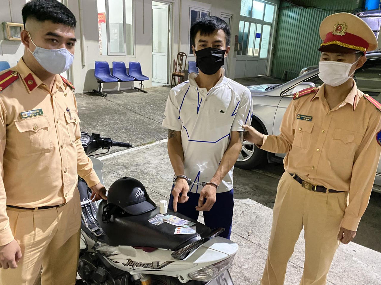 Bắt giữ hai đối tượng tàng trữ, buôn bán trái phép chất ma tuý