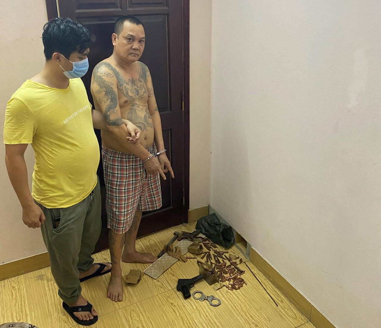 Thu giữ nhiều vũ khí quân dụng trong nhà "con bạc"