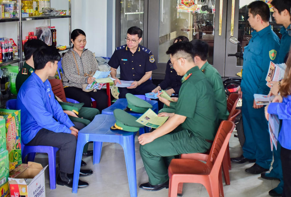 Chi cục Hải quan cửa khẩu Móng Cái tăng cường tuyên truyền phổ biến pháp luật cho cư dân biên giới