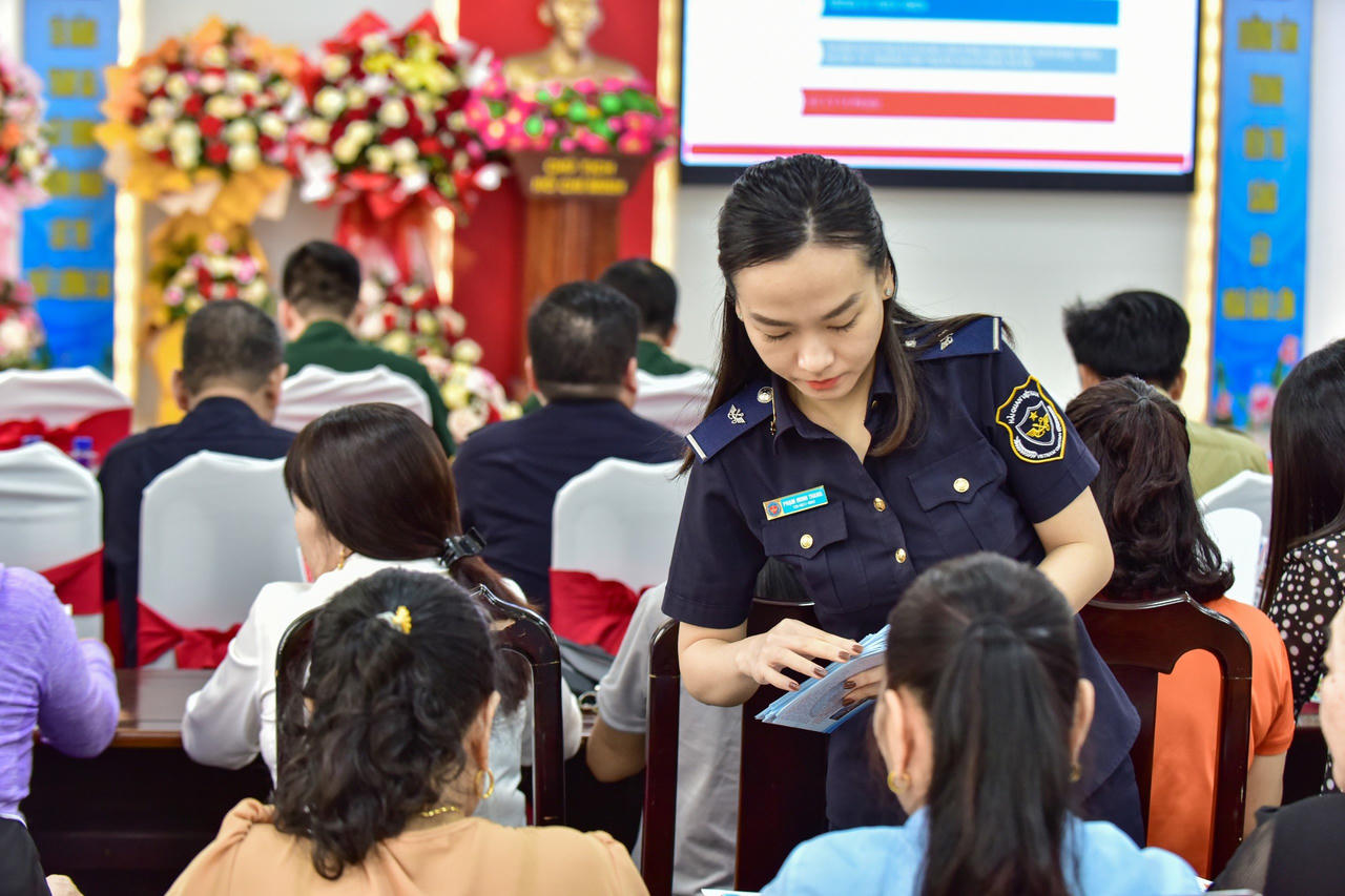 Chi cục Hải quan cửa khẩu Móng Cái tăng cường tuyên truyền phổ biến pháp luật cho cư dân biên giới