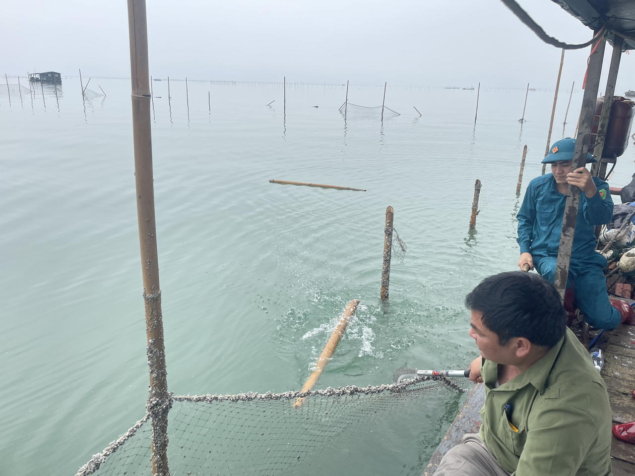 Hình ảnh lãnh đạo TP Móng Cái trực tiếp 'ra tay' xử lý tình trạng lấn chiếm, phân lô bãi triều