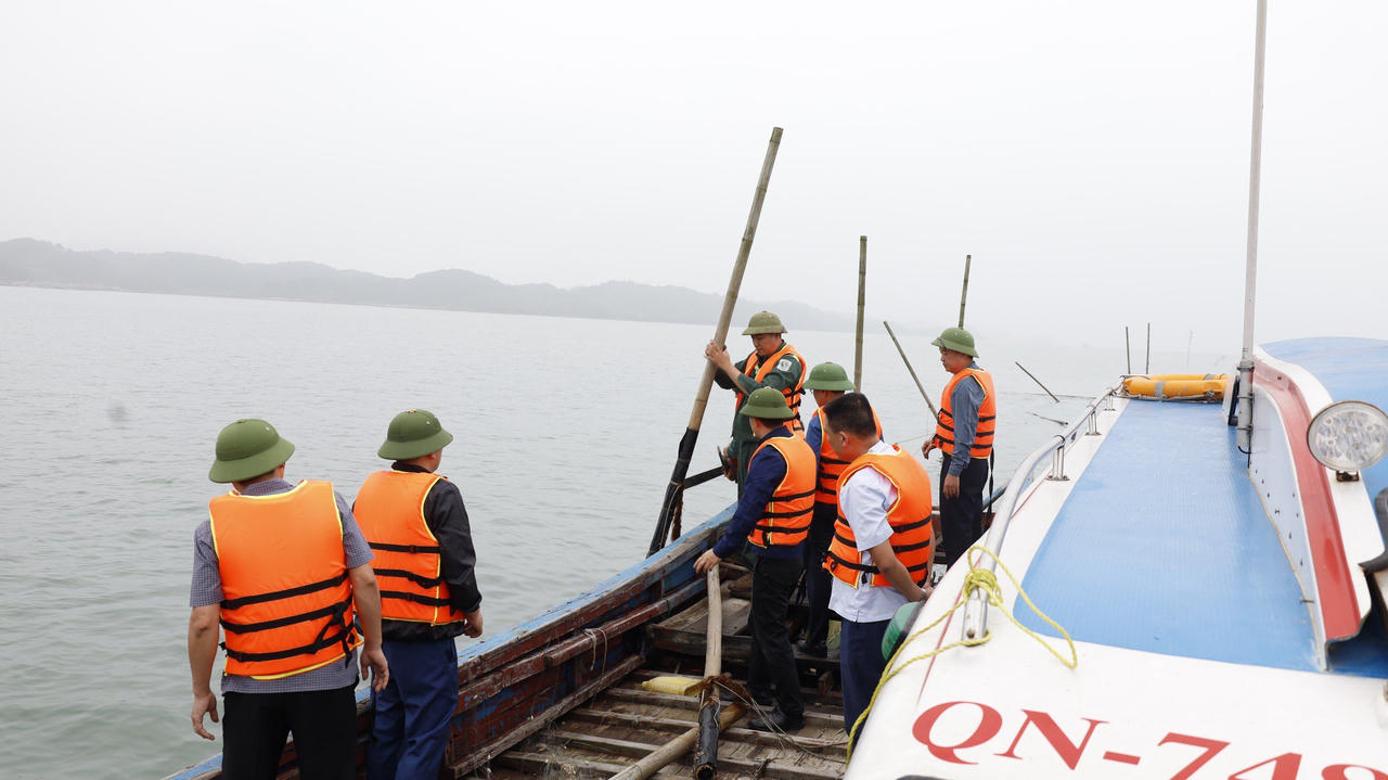 Hình ảnh lãnh đạo TP Móng Cái trực tiếp 'ra tay' xử lý tình trạng lấn chiếm, phân lô bãi triều