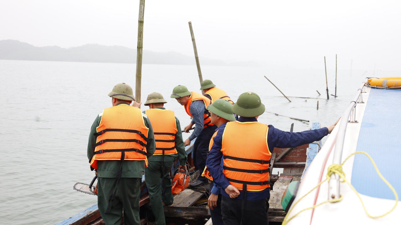 Hình ảnh lãnh đạo TP Móng Cái trực tiếp 'ra tay' xử lý tình trạng lấn chiếm, phân lô bãi triều