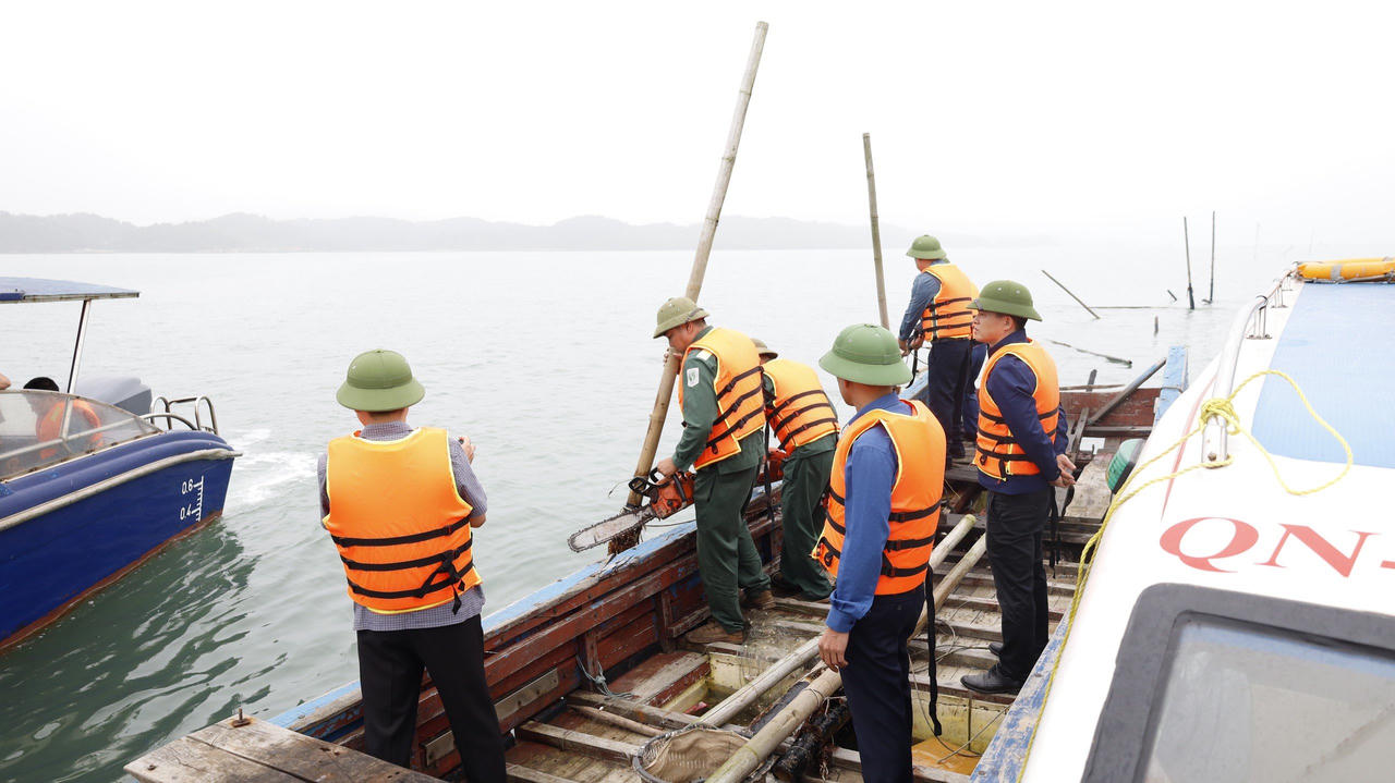 Hình ảnh lãnh đạo TP Móng Cái trực tiếp 'ra tay' xử lý tình trạng lấn chiếm, phân lô bãi triều