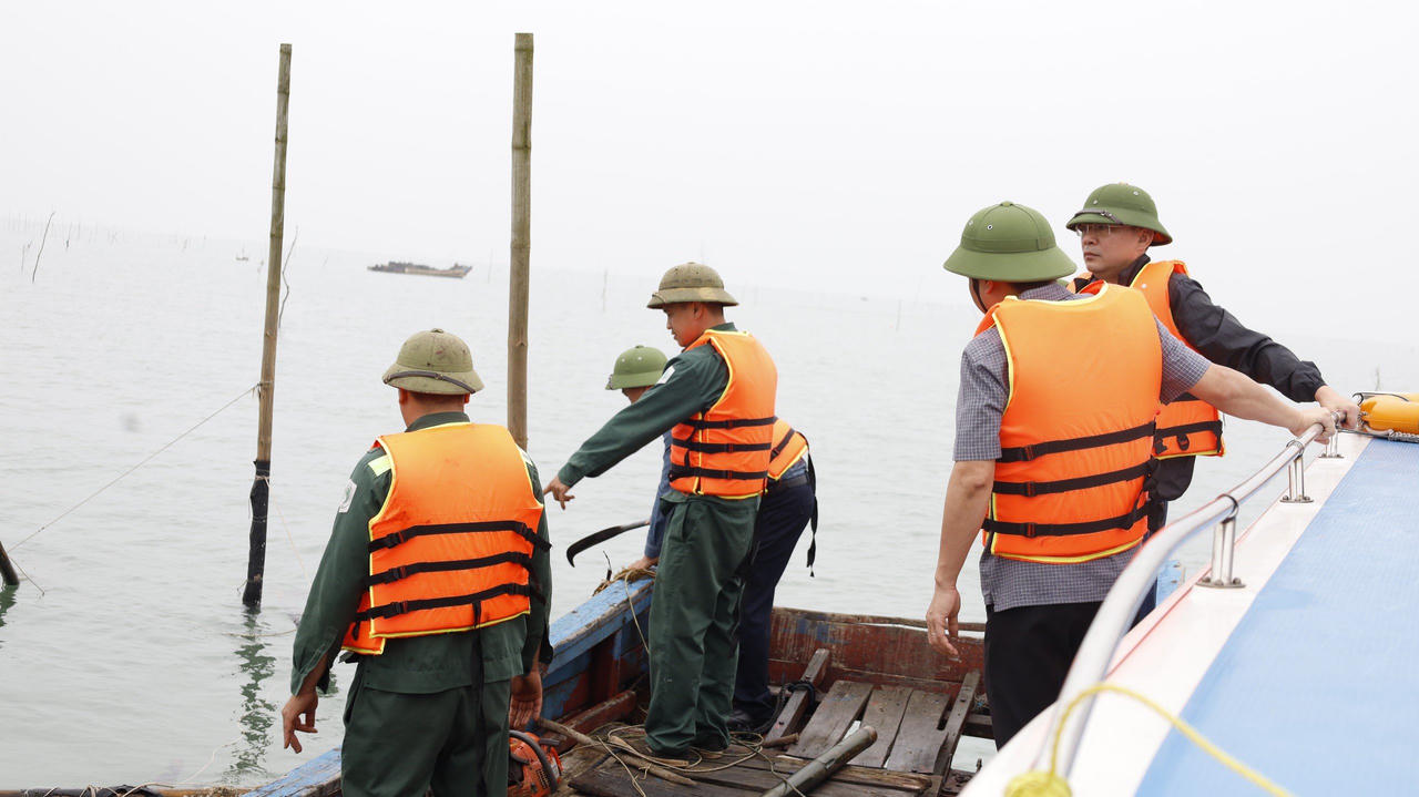 Hình ảnh lãnh đạo TP Móng Cái trực tiếp 'ra tay' xử lý tình trạng lấn chiếm, phân lô bãi triều