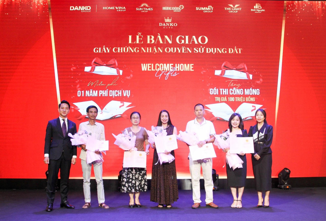 Cư dân vui mừng nhận Giấy chứng nhận quyền sử dụng đất tại Danko City