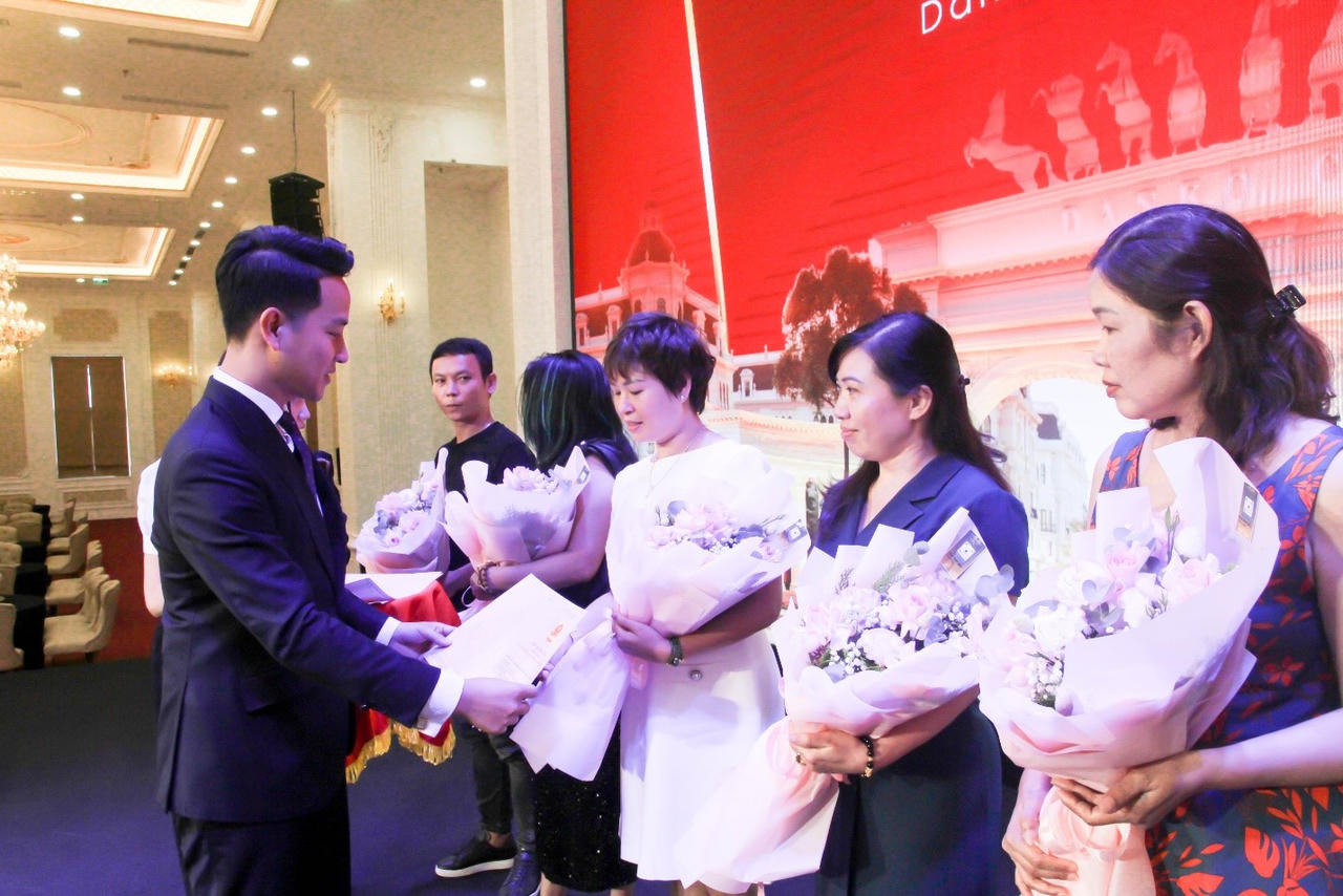 Cư dân vui mừng nhận Giấy chứng nhận quyền sử dụng đất tại Danko City