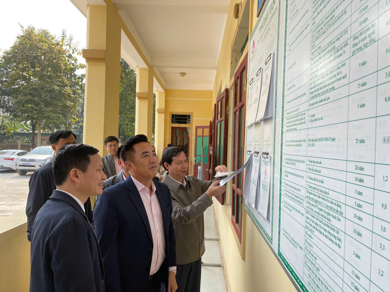 Ngân hàng Chính sách xã hội tặng quà Tết cho các hộ nghèo, gia đình chính sách một số huyện tại Nghệ An