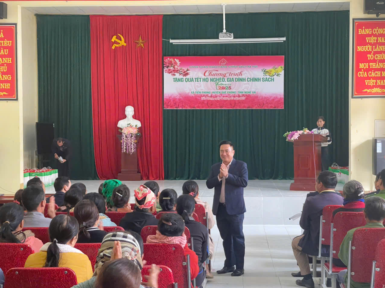 Ngân hàng Chính sách xã hội tặng quà Tết cho các hộ nghèo, gia đình chính sách một số huyện tại Nghệ An