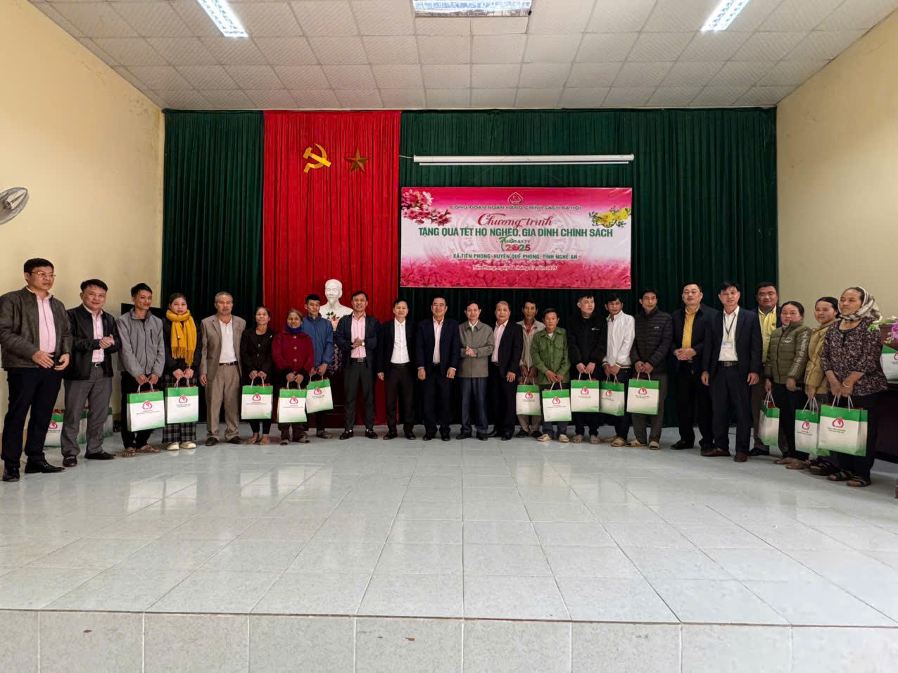 Ngân hàng Chính sách xã hội tặng quà Tết cho các hộ nghèo, gia đình chính sách một số huyện tại Nghệ An