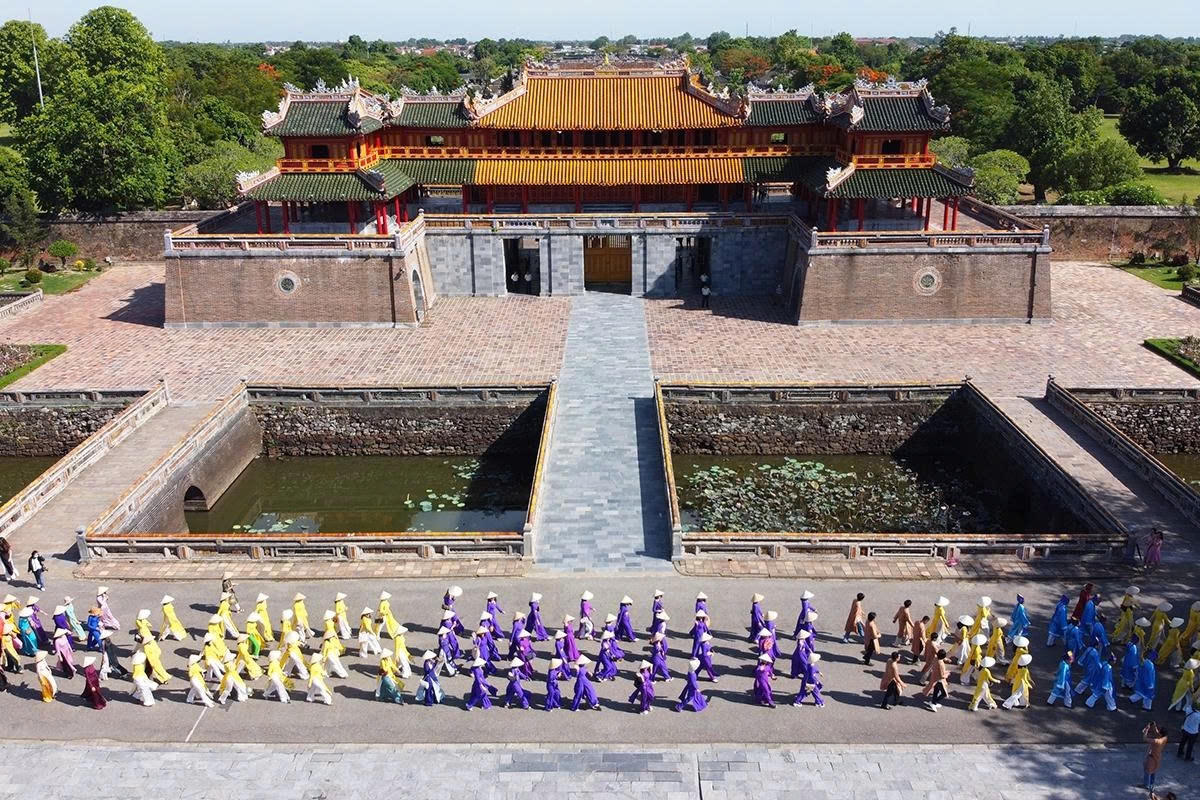 "Việt Phong hội tụ" – Cuộc diễu hành Việt phục quy mô lớn nhất từ trước đến nay