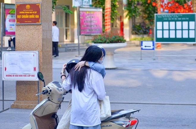 Gia đình tiếp sức các sĩ tử trong ngày đầu tiên của kỳ thi lớp 10