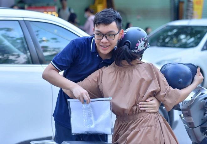 Gia đình tiếp sức các sĩ tử trong ngày đầu tiên của kỳ thi lớp 10