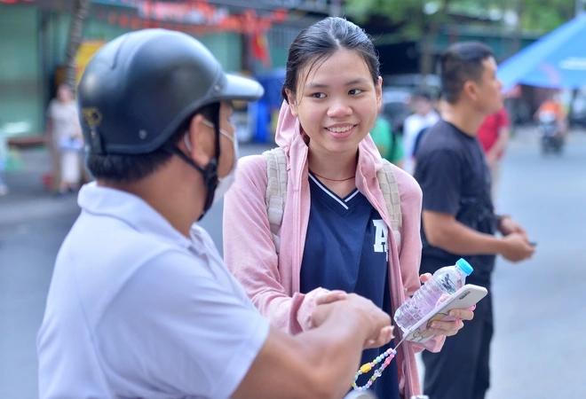 Gia đình tiếp sức các sĩ tử trong ngày đầu tiên của kỳ thi lớp 10