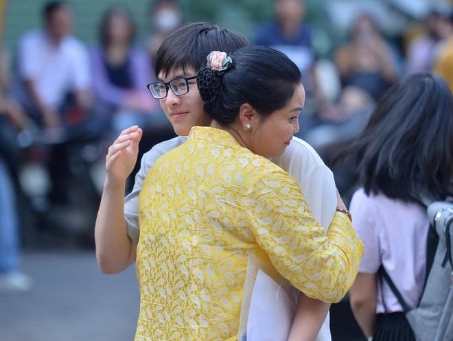 Gia đình tiếp sức các sĩ tử trong ngày đầu tiên của kỳ thi lớp 10