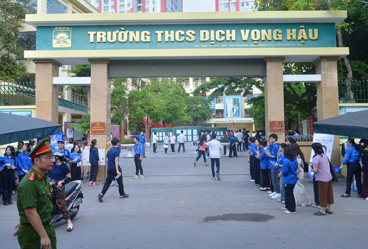 Gia đình tiếp sức các sĩ tử trong ngày đầu tiên của kỳ thi lớp 10