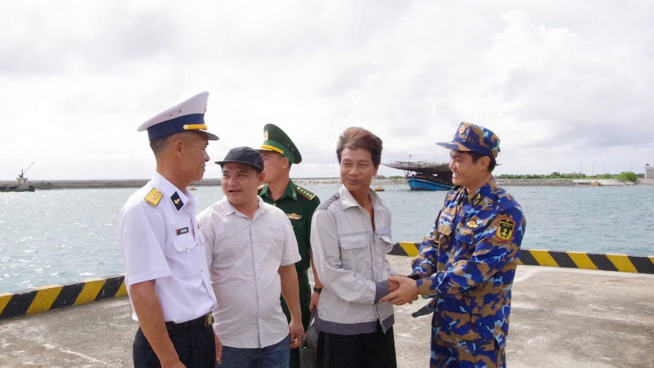 Trường Sa: Bàn giao bệnh nhân ngư dân sau điều trị chấn thương do tai nạn lao động