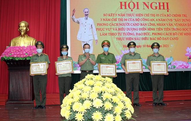 Nhân rộng nhiều điển hình tiên tiến, thực hiện các chỉ thị, cuộc vận động