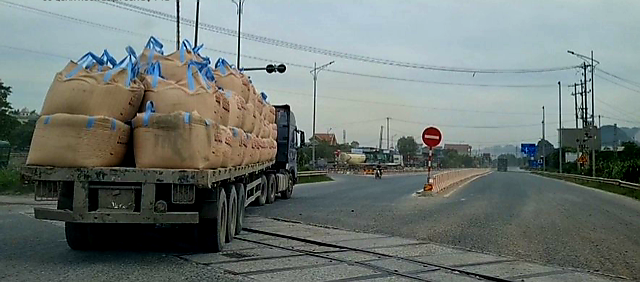 Lực lượng chức năng Hà Nam "cho phép" xe quá khổ, quá tải hoạt động rầm rộ?