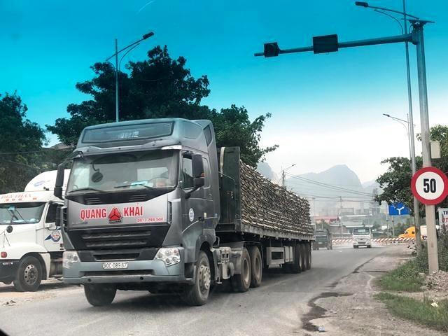 Lực lượng chức năng Hà Nam "cho phép" xe quá khổ, quá tải hoạt động rầm rộ?