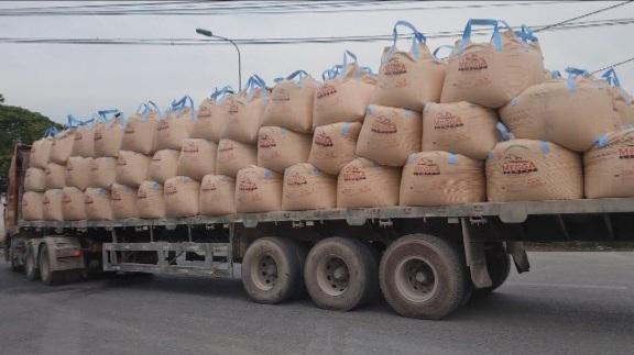 Lực lượng chức năng Hà Nam "cho phép" xe quá khổ, quá tải hoạt động rầm rộ?