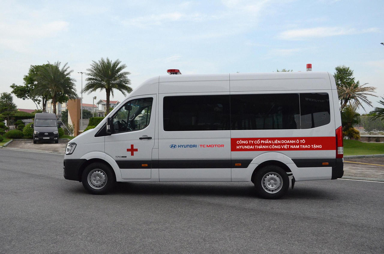 Liên doanh Ô tô Hyundai Thành Công trao tặng 10 xe Solati cứu thương