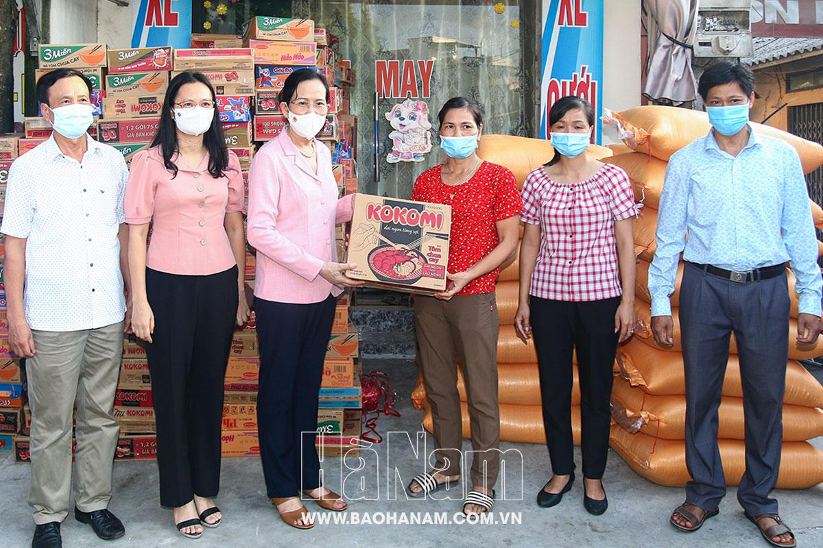 Bí thư Tỉnh ủy Hà Nam thăm người dân vùng tạm phong tỏa