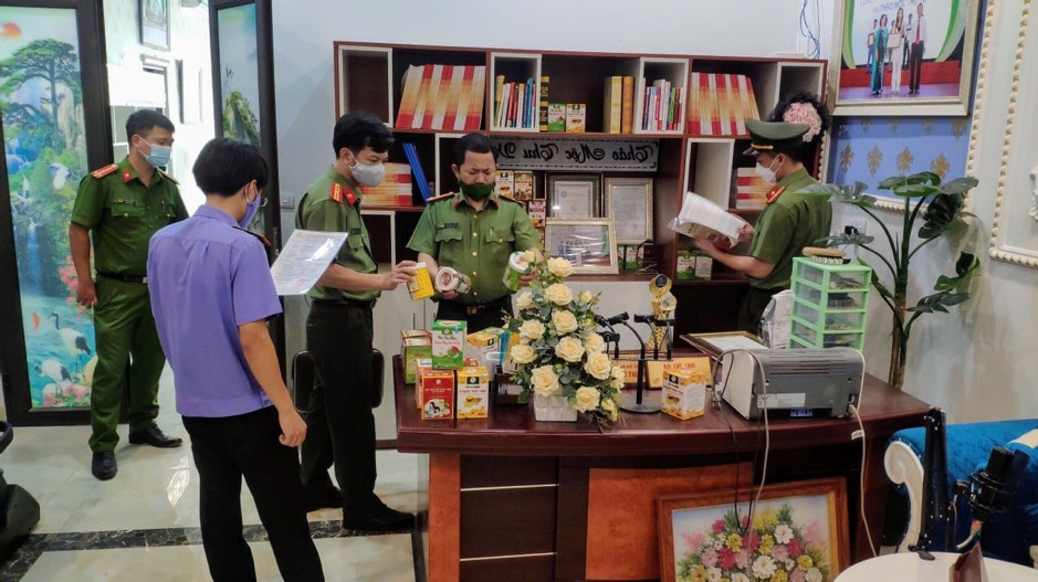 Khởi tố, bắt tạm giam đối tượng chuyên bán thực phẩm hỗ trợ làm đẹp giả