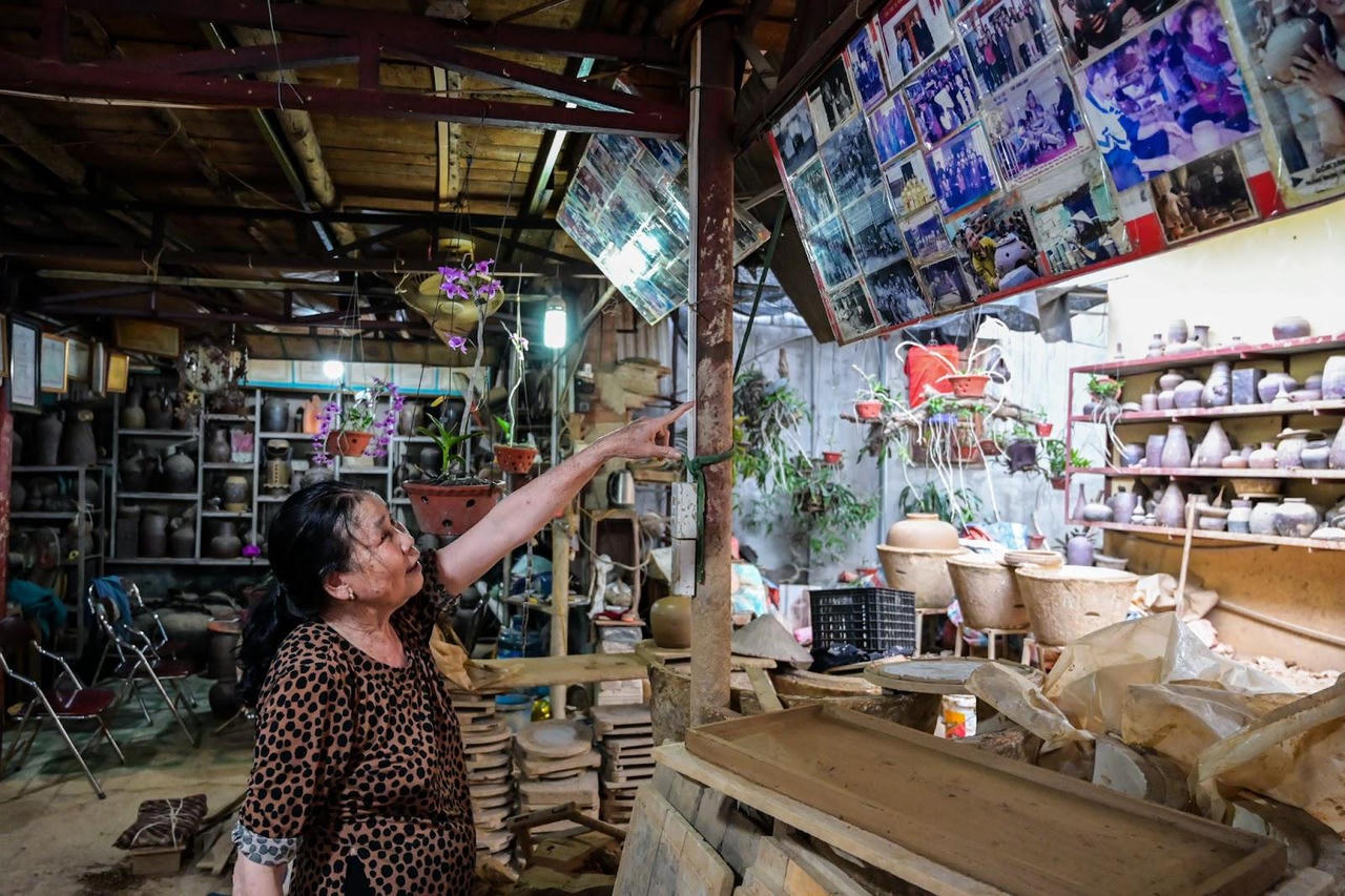 Nữ nghệ nhân dành cả đời để gắn bó với làng gốm hơn 300 tuổi
