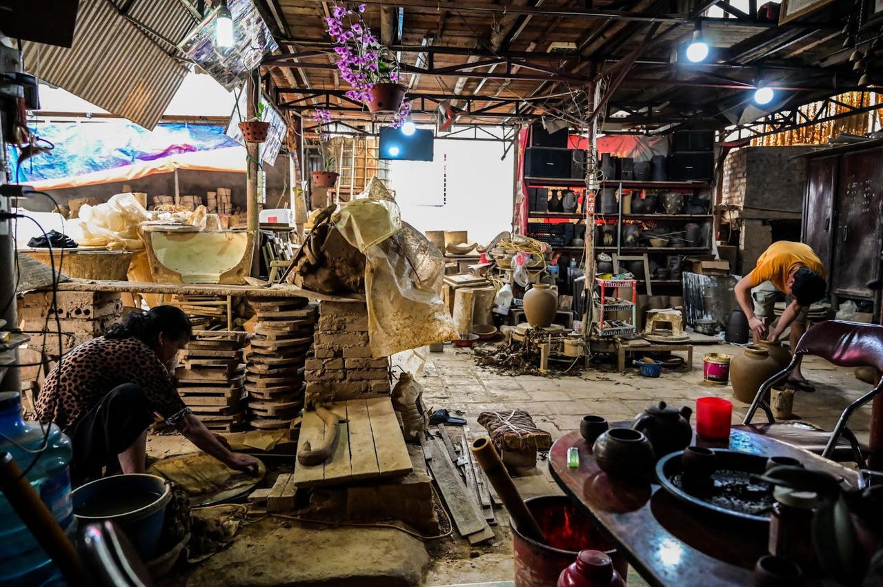 Nữ nghệ nhân dành cả đời để gắn bó với làng gốm hơn 300 tuổi