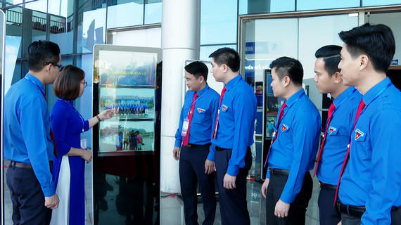 Triển lãm ảnh số 'Dấu ấn sức trẻ Cố đô' Ninh Bình